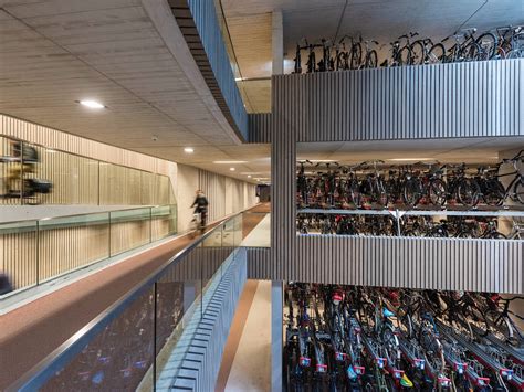 Foto van de vernieuwde fietsenstalling bij de Hartebrugkerk