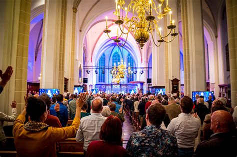 Illustratie van het fusieproces tussen GKv en NGK met de nieuwe naam 