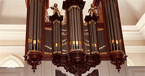 illustratie van een kerkdienst met orgel en beamer