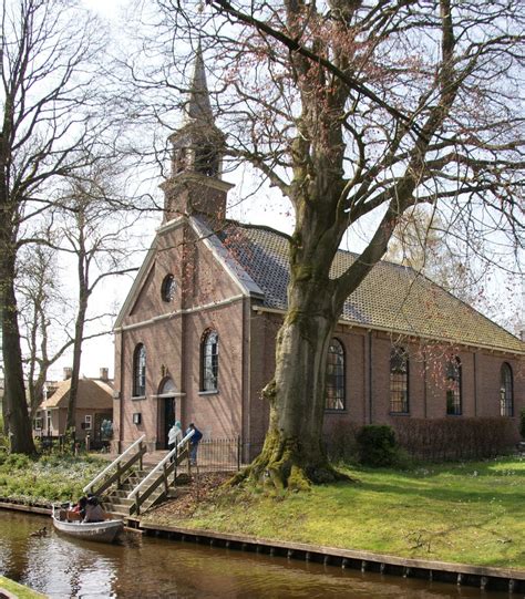 Interieur van de Doopsgezinde kerk van Giethoorn, met zicht op de kansel, die de sobere waterstaatsstijl van de bouw uit 1871 weerspiegelt.