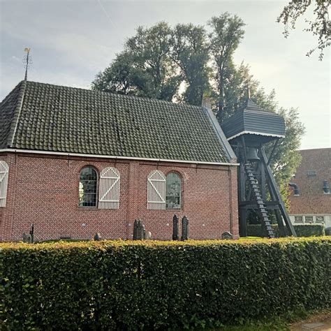 Gedetailleerde foto van de houten klokkenstoel aan de westelijke gevel van de Doopsgezinde kerk in Giethoorn.