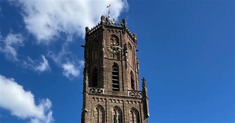 zilveren schotel van de Gereformeerde Kerk van Elst met gedetailleerde gravures