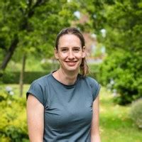 Portretfoto's van Jannie Hazekamp en Tinie de Jong-Weidenaar (indien beschikbaar).