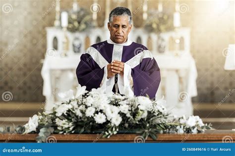 foto van een predikant die een kerkdienst leidt
