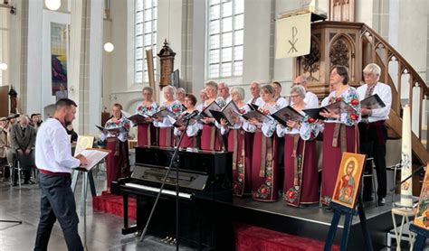 Informatiepaneel met de namen van de eerste leden van het koor