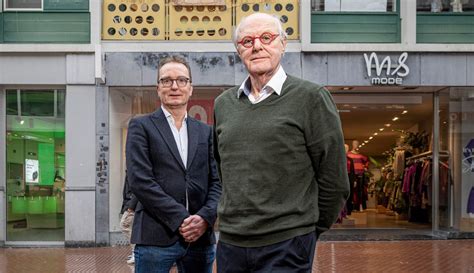 Foto van Marko Versprille met zijn kerkelijke verzameling