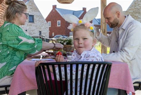 Kinderen genieten van spelletjes in een speciaal ingerichte speelzaal tijdens het carnaval.