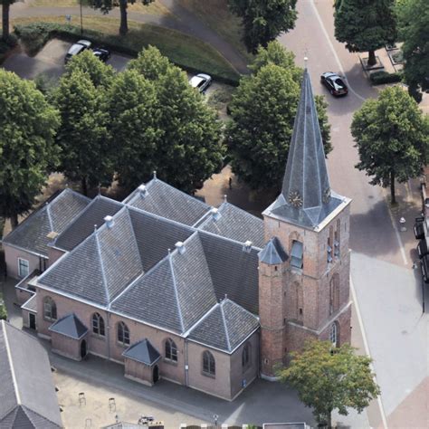 Historische architectuur van de Dorpskerk met details van brandschildering