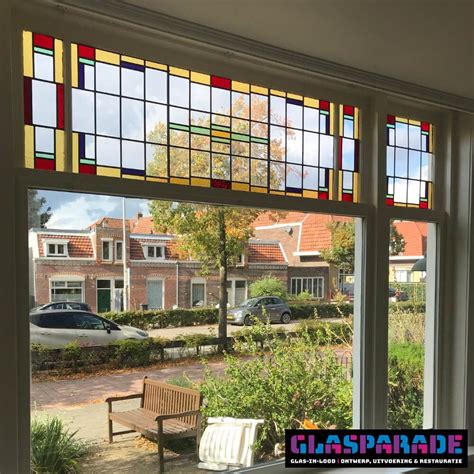 Gedetailleerde foto van de gevel met kubistische ramen en glas-in-lood