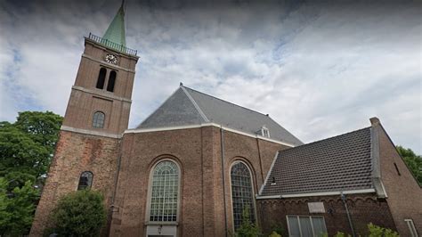 foto van de Nieuwe Kerk Sliedrecht met jonge bezoekers