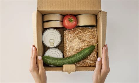 Illustratie van diaconieleden die een huisbezoek brengen of een voedselpakket overhandigen.