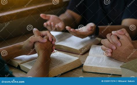 Illustratie van mensen die in een kleine groep samen de Bijbel lezen