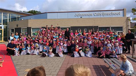 Kinderen van de Johannes Calvijnschool die een bezoek brengen aan senioren.
