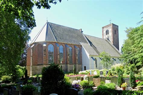 Historische Allemanskerk in Oudkarspel, gelegen aan de Dorpsstraat