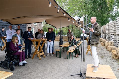 Gedeputeerde spreekt tijdens de opening van een debatwedstrijd