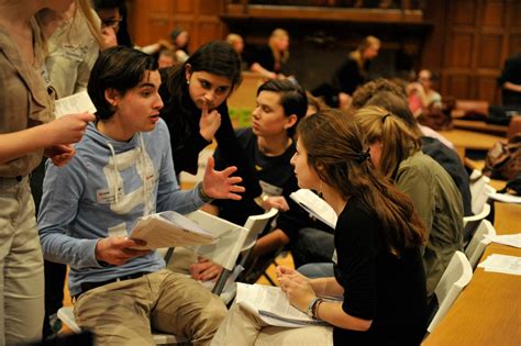 Leerlingen in gesprek tijdens een debat