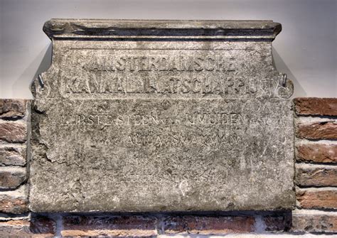 Foto van de eerste steen van de Gasthuiskerk met inscripties