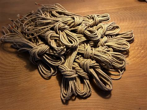 Illustratie van drie in elkaar gevlochten touwen, die een sterk en stabiel geheel vormen