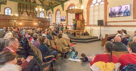 Illustratie van een gebarentolk tijdens een kerkdienst