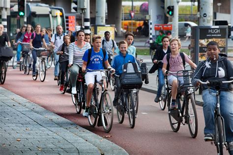 Groep Nederlandse jongeren genietend van een maaltijd in Frankrijk