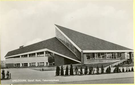 Een sfeerfoto van de buitenkant van de Tabernakelkerk in Apeldoorn