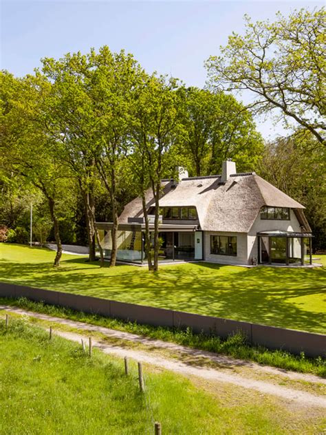 Buitenkant van Villa Magda, een statige residentie omgeven door groen.