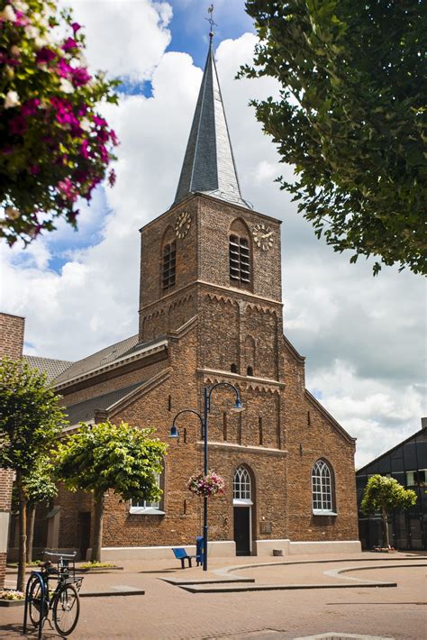 Illustratie van een oude kerk met historische architectuur, passend bij de gereformeerde traditie.