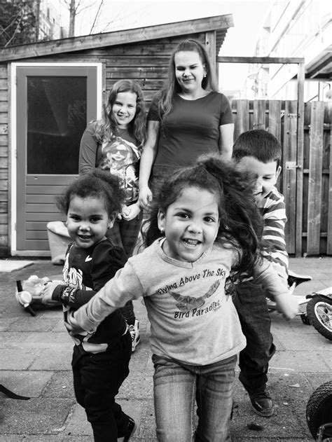 Foto van Corine van der Schoot-Tramper met haar vier kinderen en kleinkinderen, die haar veerkracht en doorzettingsvermogen symboliseert.