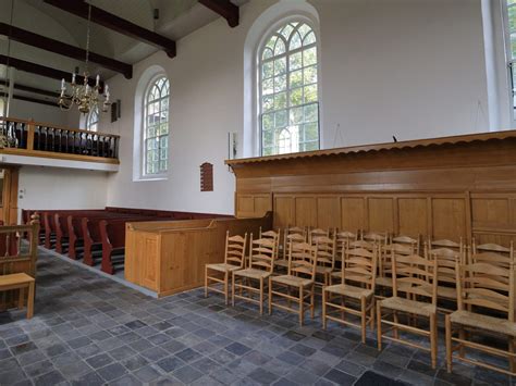 Interieur van de Dorpskerk met de herenbank en de kansel.