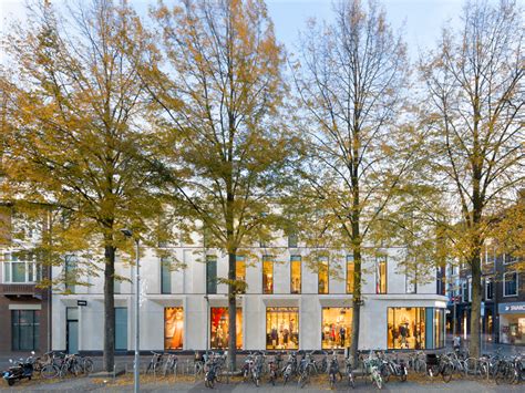 Oude foto van een winkelpand aan het Zuideinde, mogelijk 'De Adelaar' of een vergelijkbare zaak