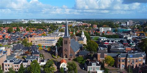 Panoramisch uitzicht op het gebied rond de Oude Kerkstraat in Heerenveen, met focus op de nabije afbraak en bestaande gebouwen.