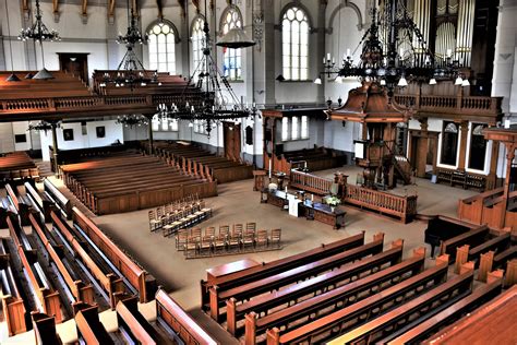 Interieur van de gerestaureerde Gereformeerde Kerk, met kerkzaal en faciliteiten.