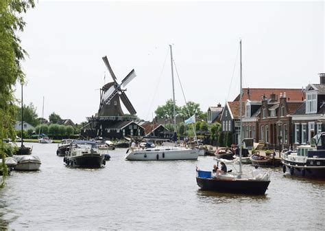 Olieverfschilderij met de historische gebouwen 'Het Loo' en de houtzaagmolen 'De Hoop'.