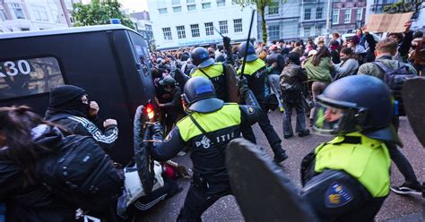 Illustratie van politie die geweld gebruikt tegen demonstranten tijdens een lockdown
