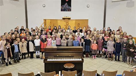 Kinderkoor dat een muzikale bijdrage levert aan een kerkdienst.
