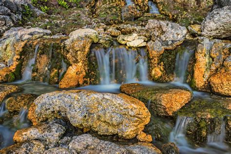 Een fontein met overvloedig water die uit een rots stroomt, symbool voor Gods genade.