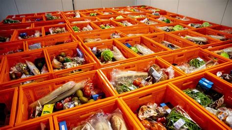 Foto van vrijwilligers die voedselpakketten sorteren voor de Voedselbank