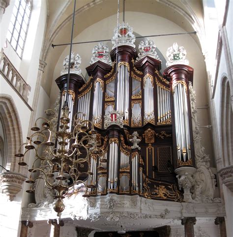 Foto van het gerestaureerde orgel in de Grote Kerk van Vlaardingen, met focus op het front.