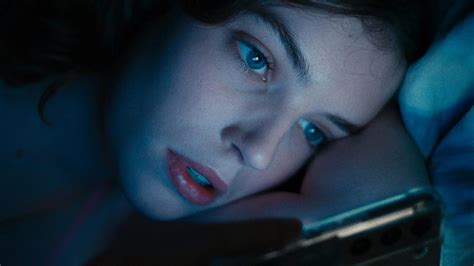 Illustratie van een telefoon met KPN logo en een pijltje naar een kalender icoon, wat een belafspraak symboliseert