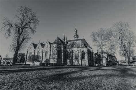 een sfeervolle foto van een historische kerk in Middelburg
