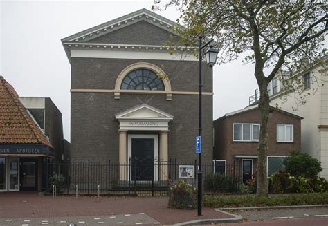 Foto van de Vermaning in Wormerveer met de karakteristieke sobere gevel