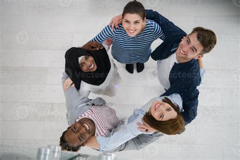 Een afbeelding van een diverse groep mensen die samenwerken en elkaar aanmoedigen, symbool voor de gemeenschap en gezamenlijke inspanning binnen het EW.