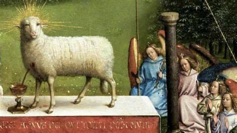 Illustratie van het Lam Gods met zeven horens en zeven ogen, staande voor de troon van God.