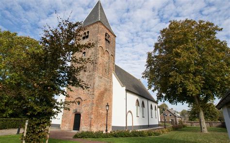 De Hervormde Kerk van Meteren, met de kenmerkende toren en de bakstenen constructie.