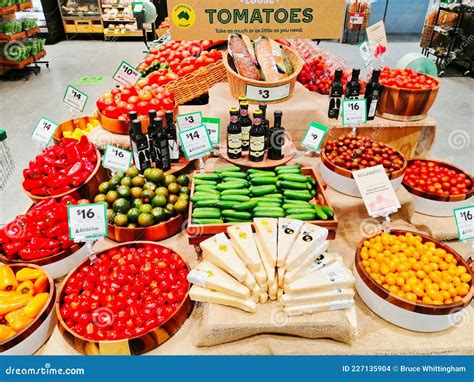 Afbeelding van een diverse selectie verse producten in een supermarkt