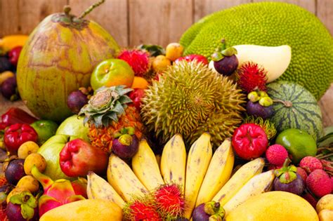 Collage van verschillende gespecialiseerde voedingsproducten zoals wijn, sportvoeding en exotisch fruit