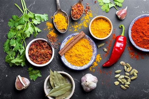 Een assortiment van Indiase kruiden, rijst en snacks