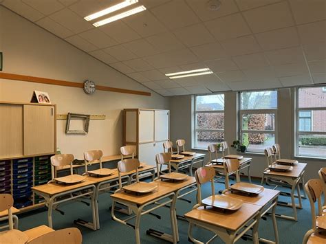 Interieurfoto van een klaslokaal van IKC Regenboog met kinderen die actief bezig zijn.