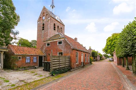 De vrijstaande middeleeuwse klokkentoren van Zandeweer