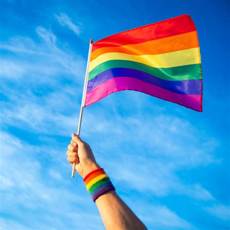 Illustratie van een regenboogvlag die naast een kerkgebouw wappert, als symbool van protest tegen de Nashville-verklaring.